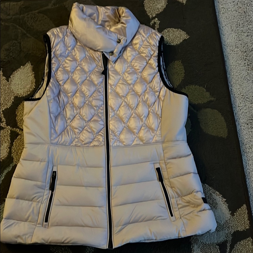 Calvin Klein
Size large
Shiny piny
Very cute